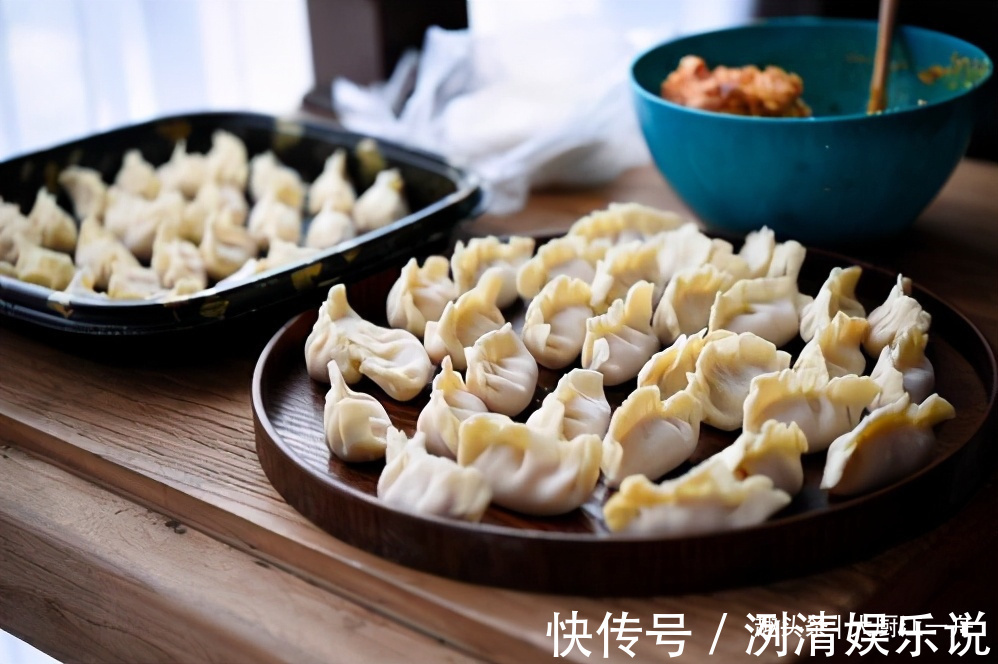 冬至包饺子，还是这种馅的最好吃，又鲜又香，看着就直流口水