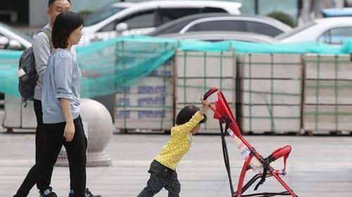 为防娃乱跑,坏爸爸“放大招”整蛊女儿,网友笑翻跑丢还搭个包