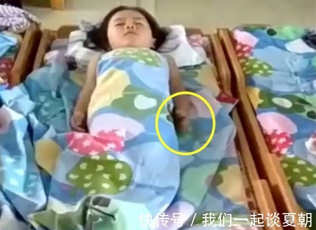 午睡|老师将一孩子午睡发群里,家长群一下炸了,亲妈认领:我家娃没错