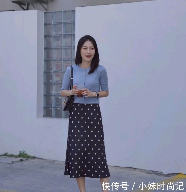 波点|成熟女人的早秋穿搭如何搭配?可以选择简约款,呈现出优雅大方