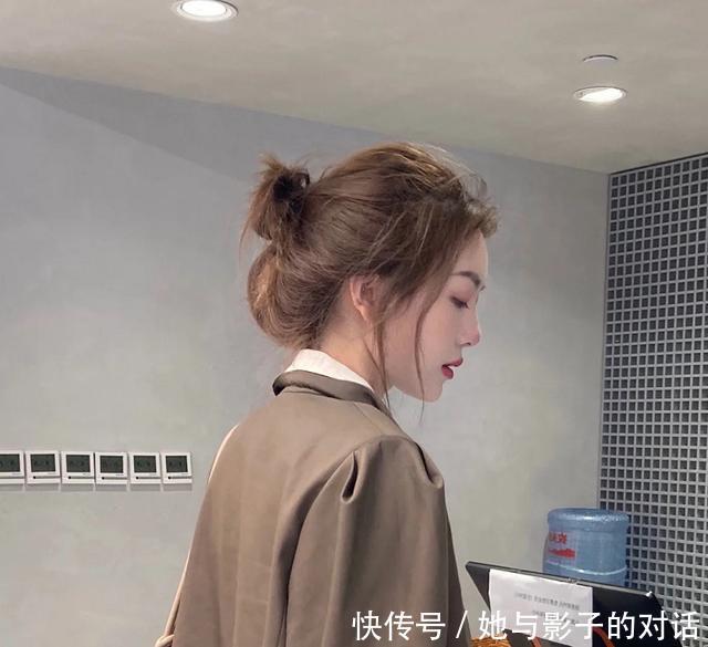 2020秋冬流行的“发色”,不仅白皮女孩染好看,黄黑皮染也超显白