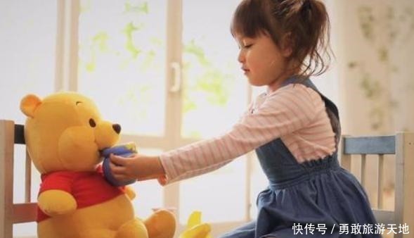 小时候|孩子小时候爱做这几件“怪事”,恭喜你,有一个大脑发达的孩子