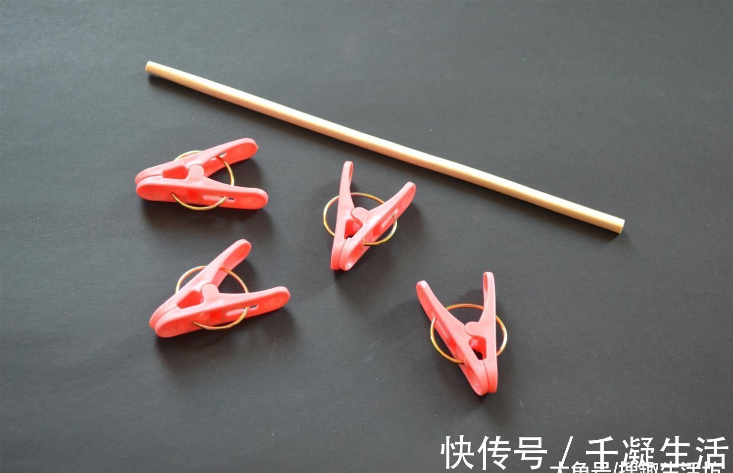 塑料夹子粘在筷子上, 放在卫生间有大用处, 解决了家家户户的烦恼