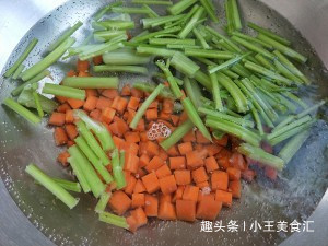 芹菜还炒着吃这才是芹菜最好吃的做法，营养美味，你不一定吃过