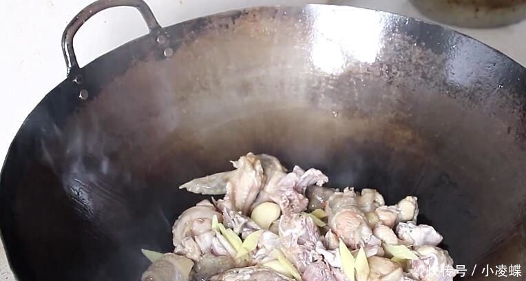 鲜嫩|炖鸡肉时,不要直接加水炖,多加这一步,鸡肉鲜嫩,还不腥