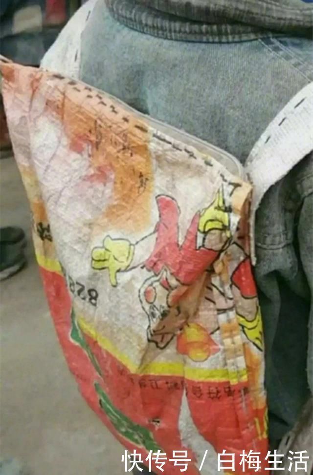 形单影|男孩背着“麻袋书包”,形单影只格格不入,网友:穷人的自卑