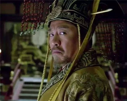 皇帝在下棋,高僧进宫求见,皇帝吃棋子大喊:杀掉!高僧就此被杀