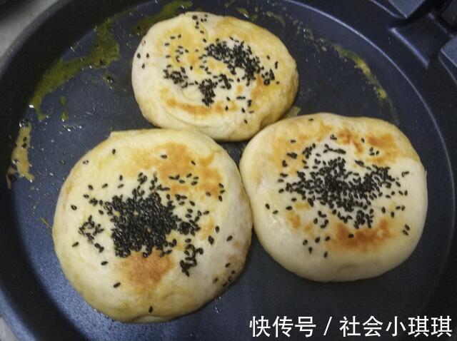黑芝麻|两勺芝麻酱、一碗面粉,教你在家做麻酱烧饼,学会不用再去买了