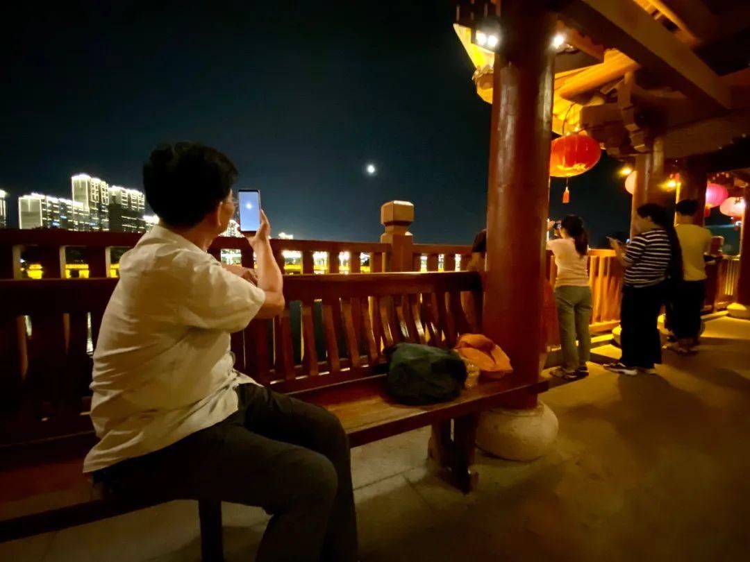 满城 “超级月全食”全程回放，漳州满城“追月人”~