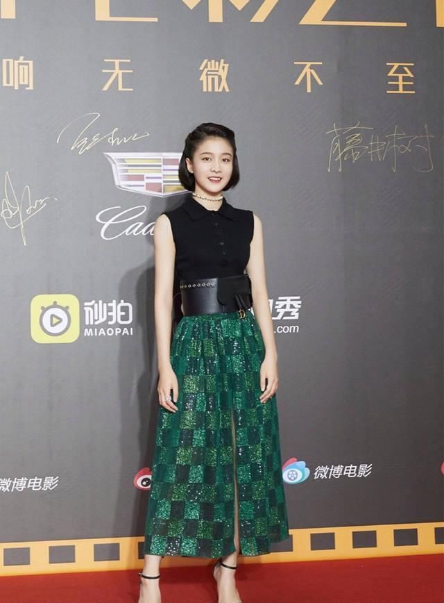 用亮片半裙打造靓丽的时尚穿搭，让你拥有闪耀全场的十足魅力