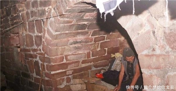 清代状元的后裔:独居深山状元府,坚守着祖宅,无水无电乞讨度日