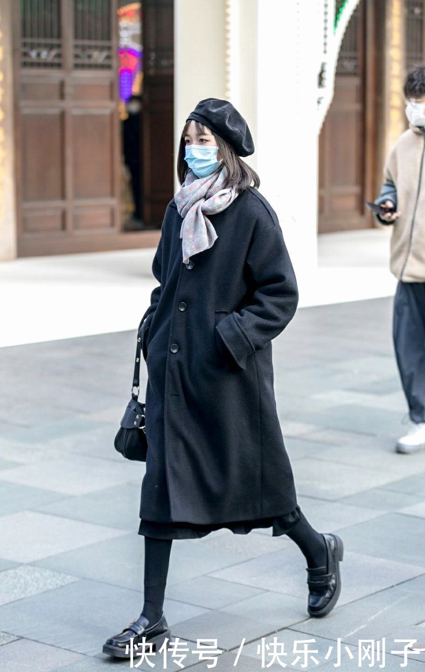 暖暖的还能凹造型，依然是各种款式的黑色外套，让这个冬天充满爱