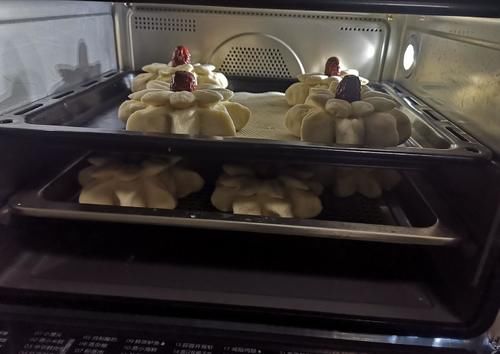 70岁的老妈蒸馒头有一手，这2步学会了光滑暄软特好吃，收藏试试