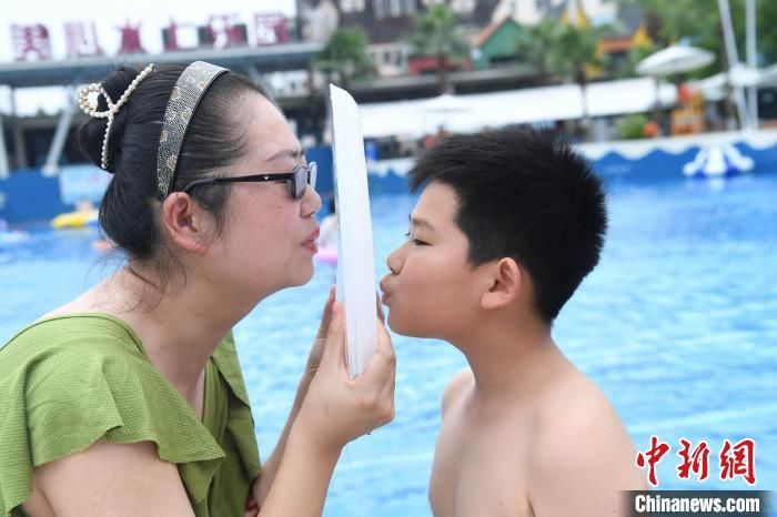 陳超|重慶民眾“冰吻” 挑戰(zhàn)迎小暑