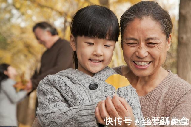 月嫂|老人家帮忙带孩子,过年应不应该给他钱?来听听这些老人说的回答