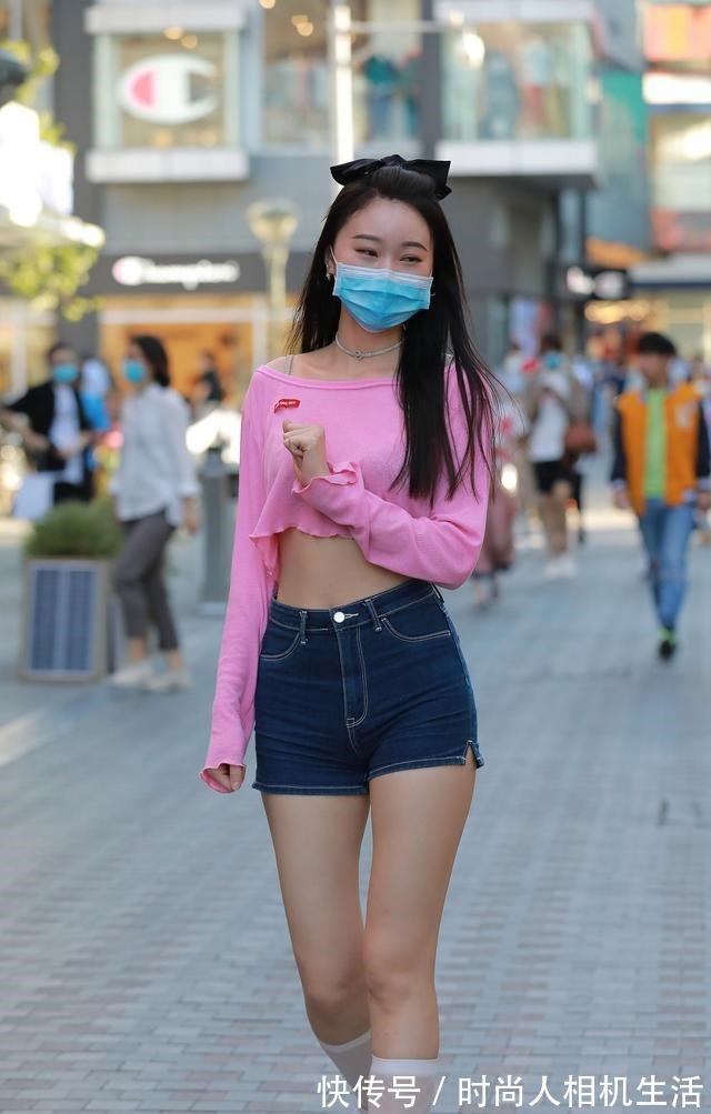 搭配 夏末初秋穿牛仔短裤,利用粉白配色打造减龄效果,为气质加分!