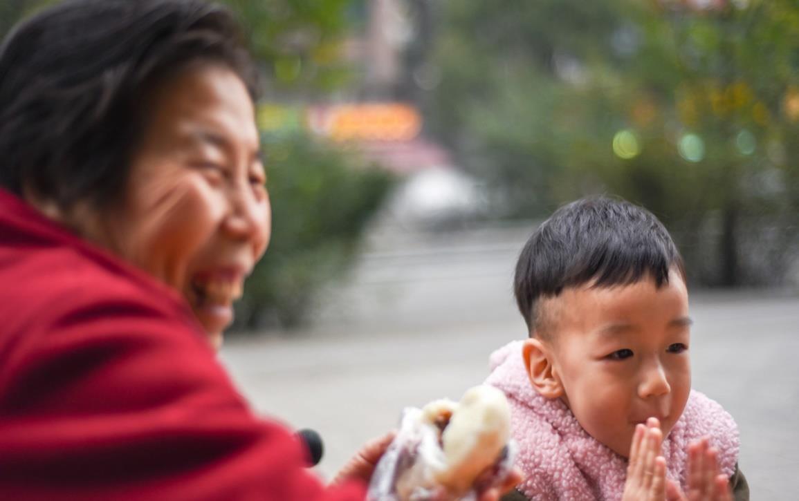 熊孩子满嘴“口吐芬芳”，奶奶夸真聪明，邻居：这孩子算养毁了