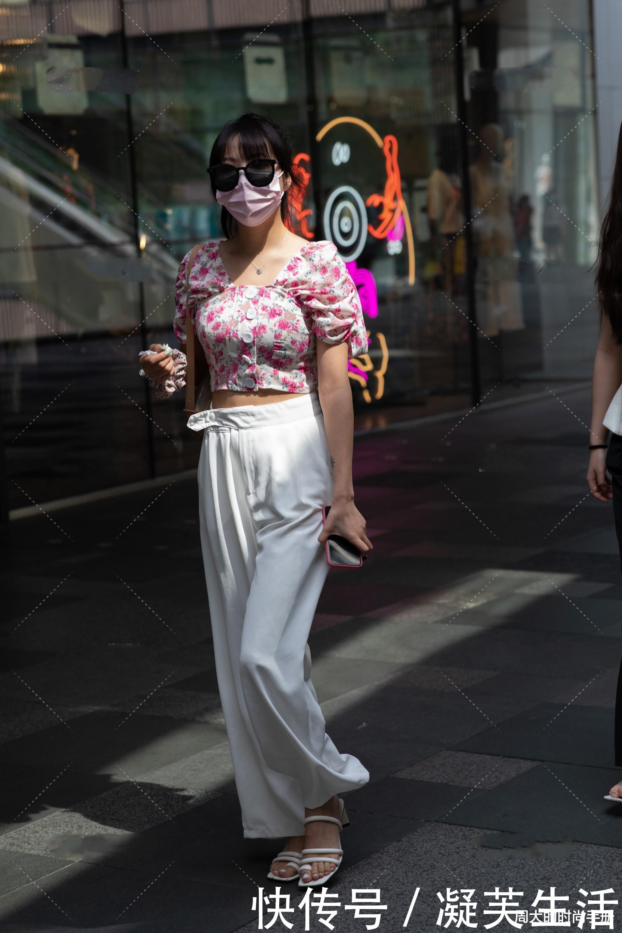 纯白色|纯白色阔腿裤搭配小碎花短上衣,娇俏亮丽,清爽大气