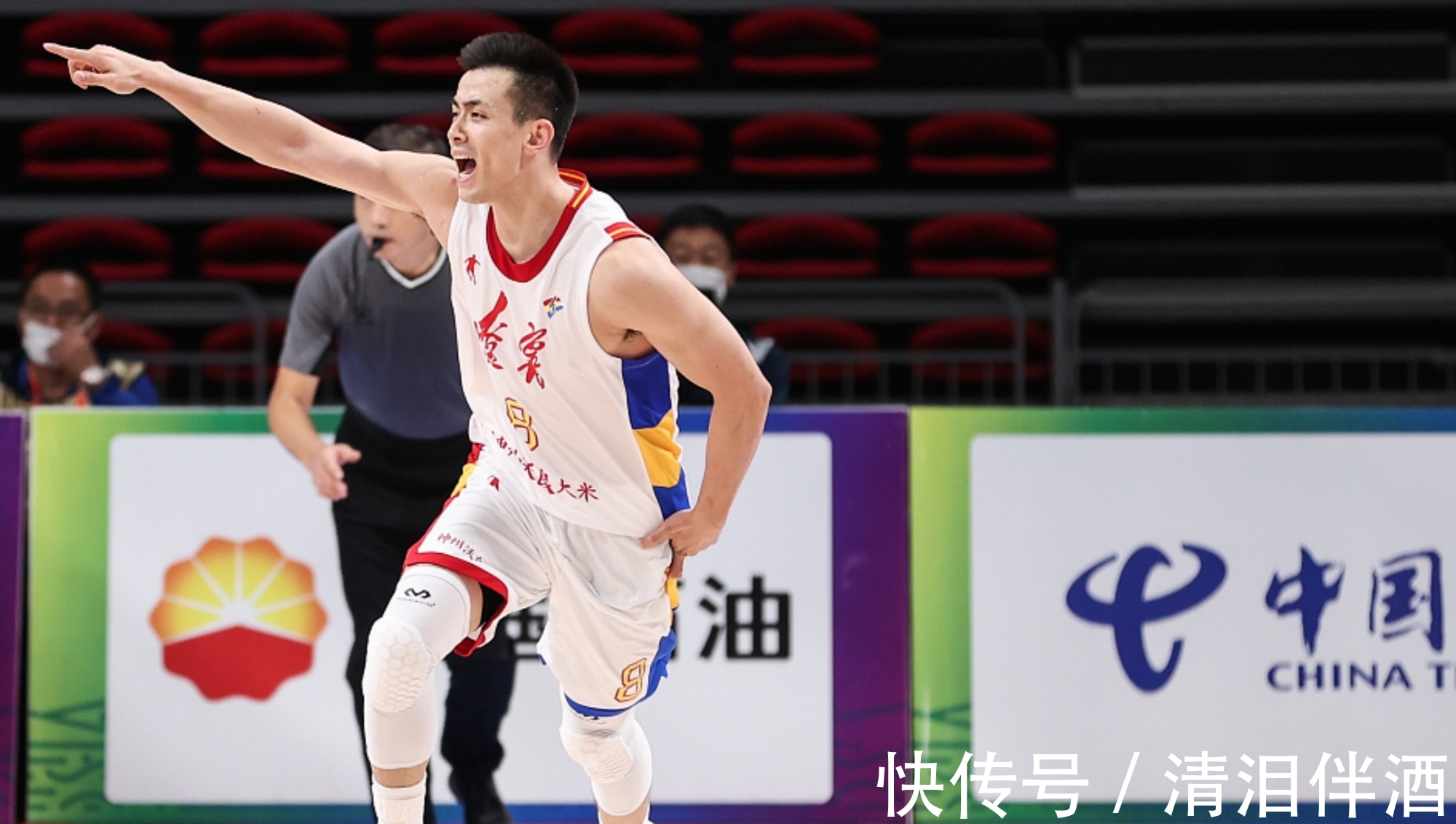 劈扣|分差被追到2分后，趙繼偉用一手勢指揮郭艾倫跑位助張鎮(zhèn)麟完成劈扣