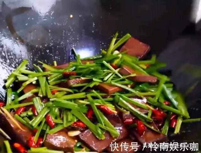 干辣椒|炒猪血,多放“2黄1红1绿”,炒出来的猪血鲜香嫩滑,关键无腥味