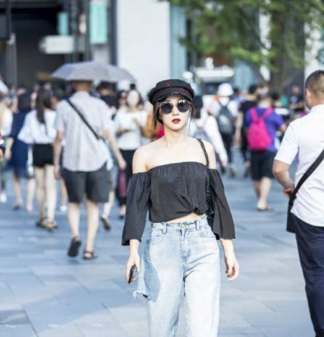 长裤|街拍:白色低胸上衣搭配白色长裤,美女好像从仙境里面走出来的!