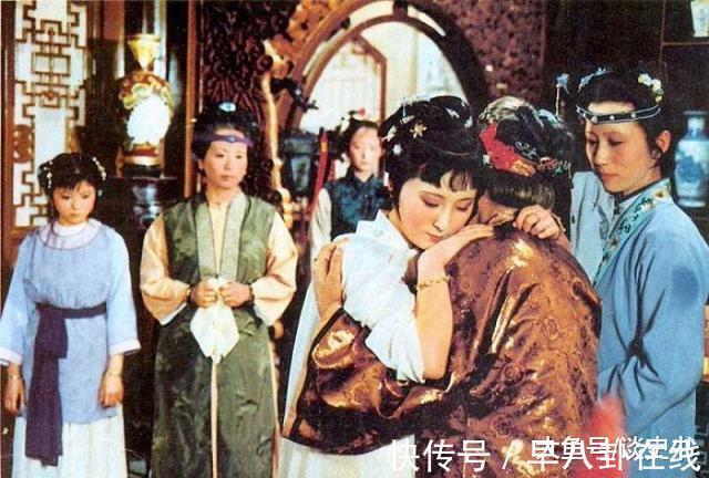 警告$初次见面,王夫人连用两个词语警告黛玉,黛玉一个反问,完美回击