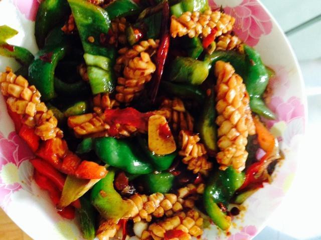 自从学会了几道下饭菜后，朋友经常来家里蹭饭，一上桌就抢光了