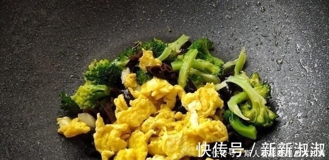 木耳炒鸡蛋|鸡蛋和这3样蔬菜一起炒,营养又低脂,入春后我家1周吃5次,太鲜了