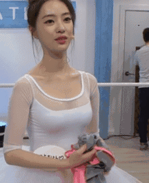 |搞笑GIF趣图:走就走呗,你们牵手是几个意思?