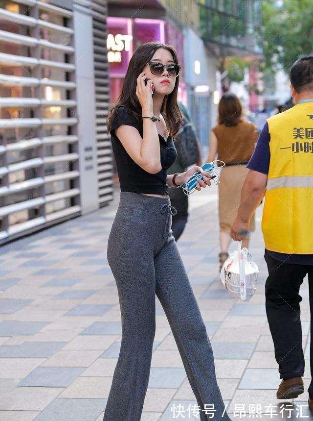 短袖 黑色束腰短袖搭配黑色单肩包,腰间褶皱处理,拉伸腰部的线条