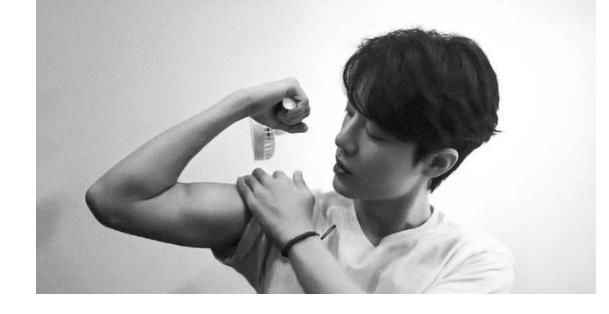 顧醫(yī)生|肖戰(zhàn)俯臥撐以一敵三，荷爾蒙爆棚，運動風(fēng)大片帥出了新高度