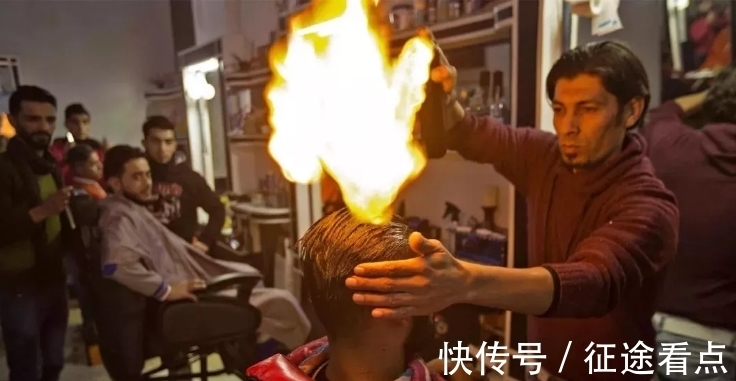 阿三哥|印度理发师用火理发,看到理发过程,网友:阿三哥果然是开挂的!