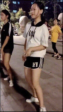 小姐姐 小姑娘这是专门给你量身定做的旗袍吧,看起来果然合适,哈哈!