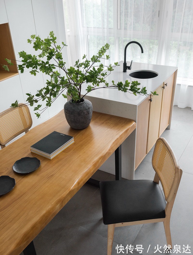 书墙|200㎡原木自然风，餐岛一体+超大书墙，住着温馨的一家四口
