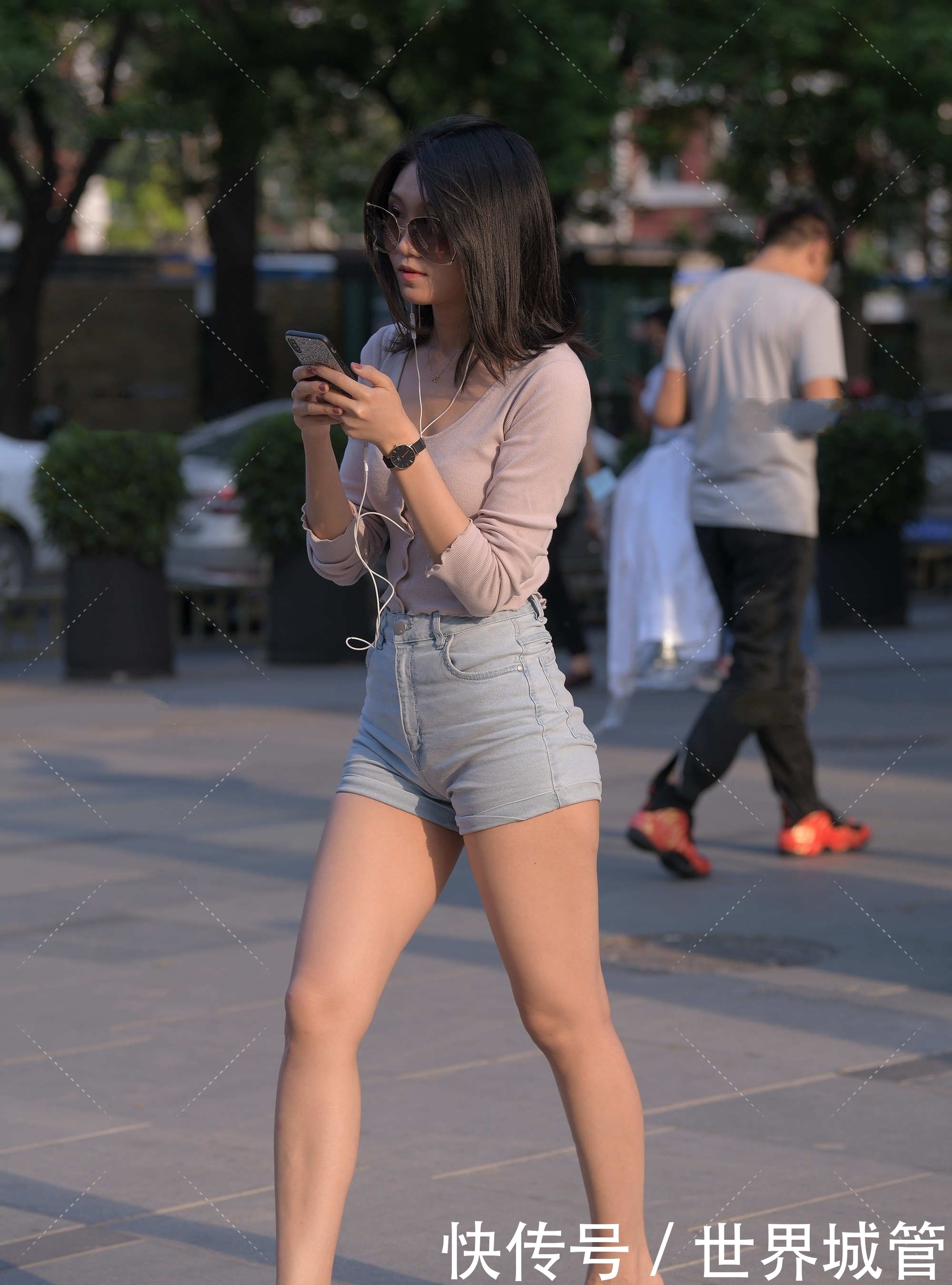 浅粉色针织衫,搭配牛仔短裤,甜美可爱,青春时尚感十足