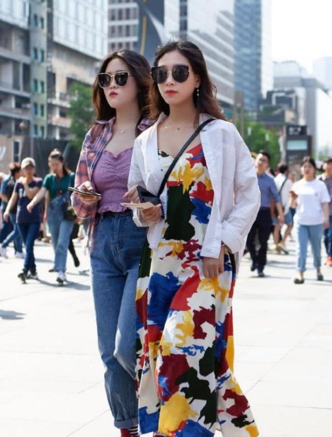 街拍:美女灰色的小衫时尚大方,肩头微露给人一种朦胧美感