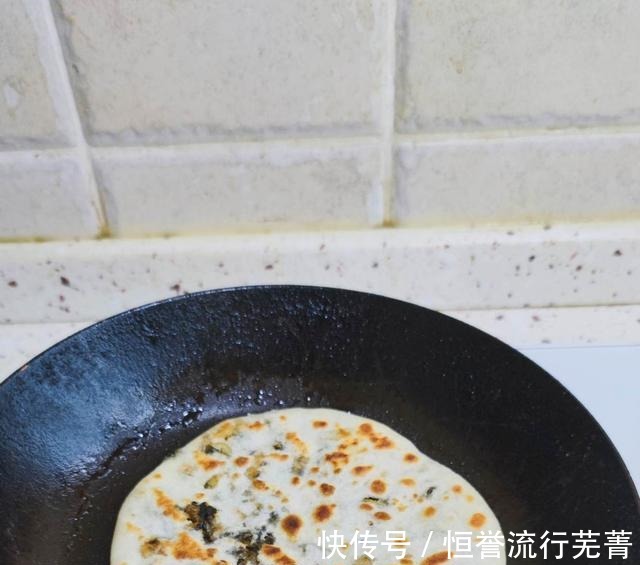 油酥|不用发酵，不用油酥，简单易做的咸菜饼，比街边卖的好吃多了！
