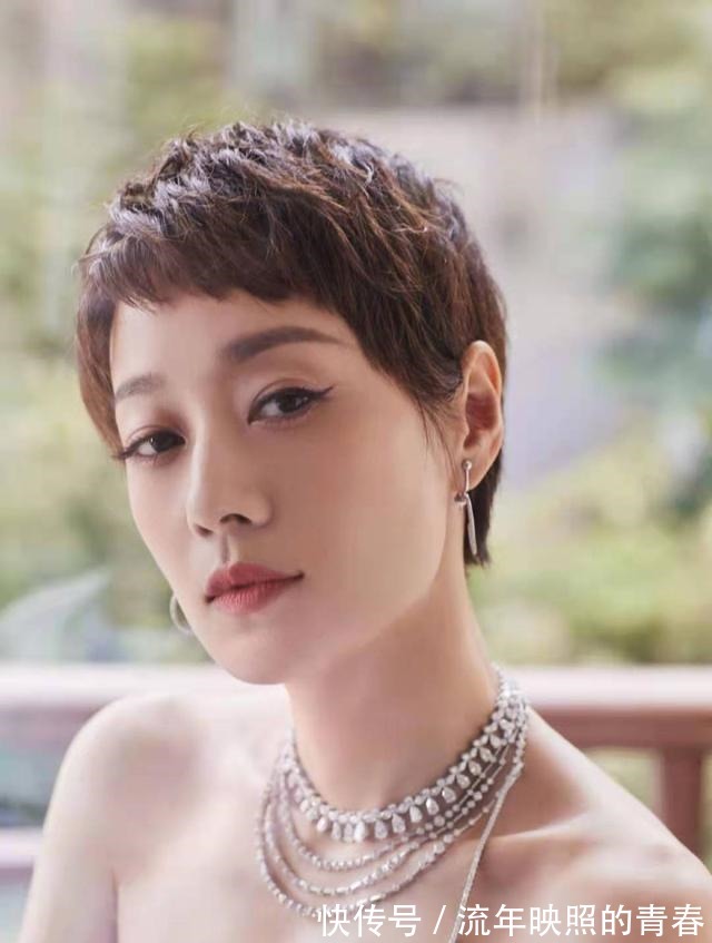 发型 女人过了45岁尽量别留长发、烫卷发!推荐这5款发型,太减龄