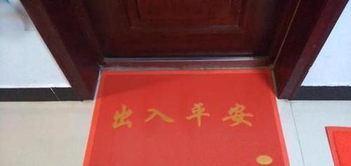 鞋柜|对门邻居不光把鞋柜放楼道，还砌了个2公分地台，这是你家院子