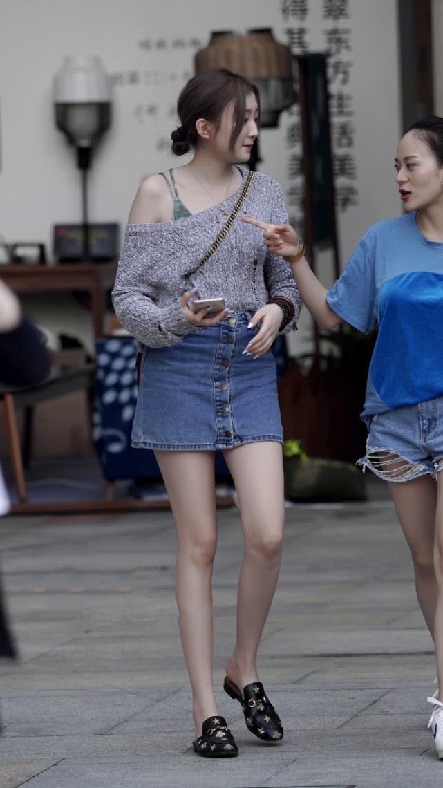满分|路人街拍今夏流行“星星鞋”搭配斜肩衫,潮流感满分,美得吸睛