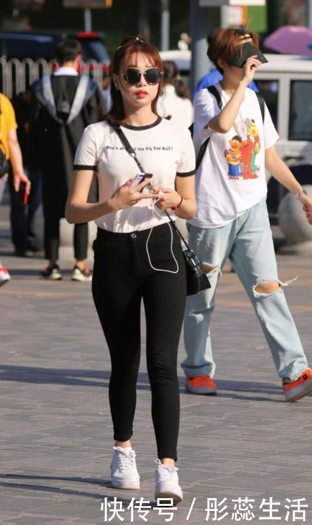 闺蜜|街拍逛街的好闺蜜，牛仔热裤搭配一字肩上衣，休闲又不失气质