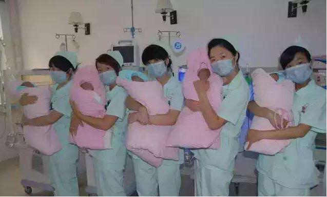 产房|孕妈一怀就是五胞胎，产房里娃的性别成亮点，护士担心小五未来