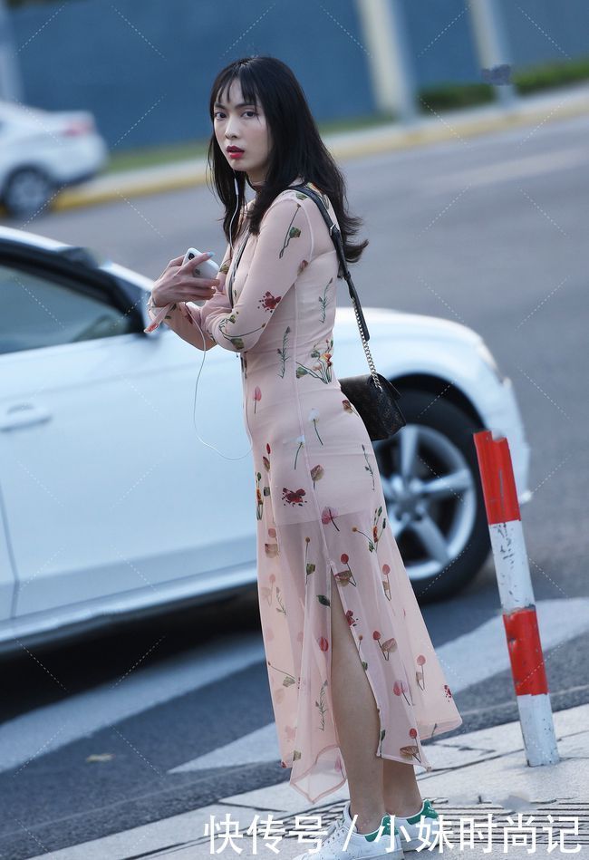 街拍:背心裙子单穿太单调?尝试加一件长款,叠穿很好看