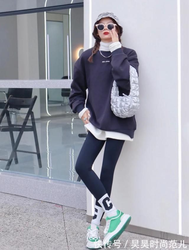 时髦 普通的打底裤已经不流行了,今年冬天用鲨鱼裤打底,时髦又显身材