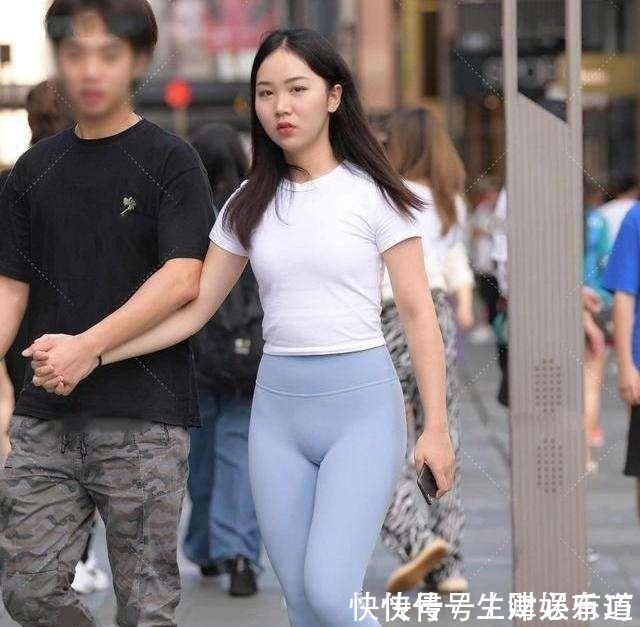 服装店 灰色打底裤搭配性感上衣,很萌很漂亮,展现时尚身材!