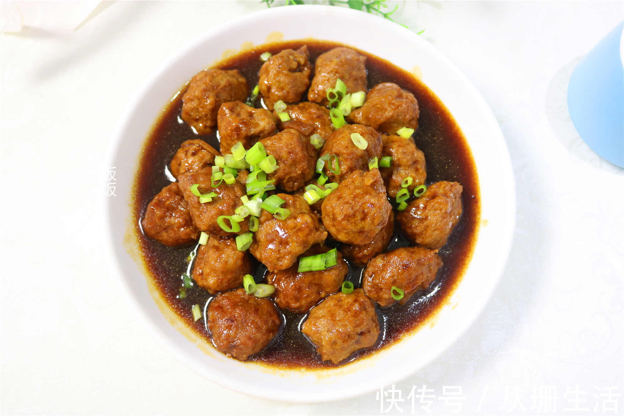 猪肉丸子这样做,不散不柴,鲜嫩有弹性,做一盘连汤也不剩