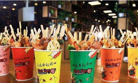 青睐|街角李叔的串串小店,凭借酱香菜多深受吃货们的青睐,想吃早点来