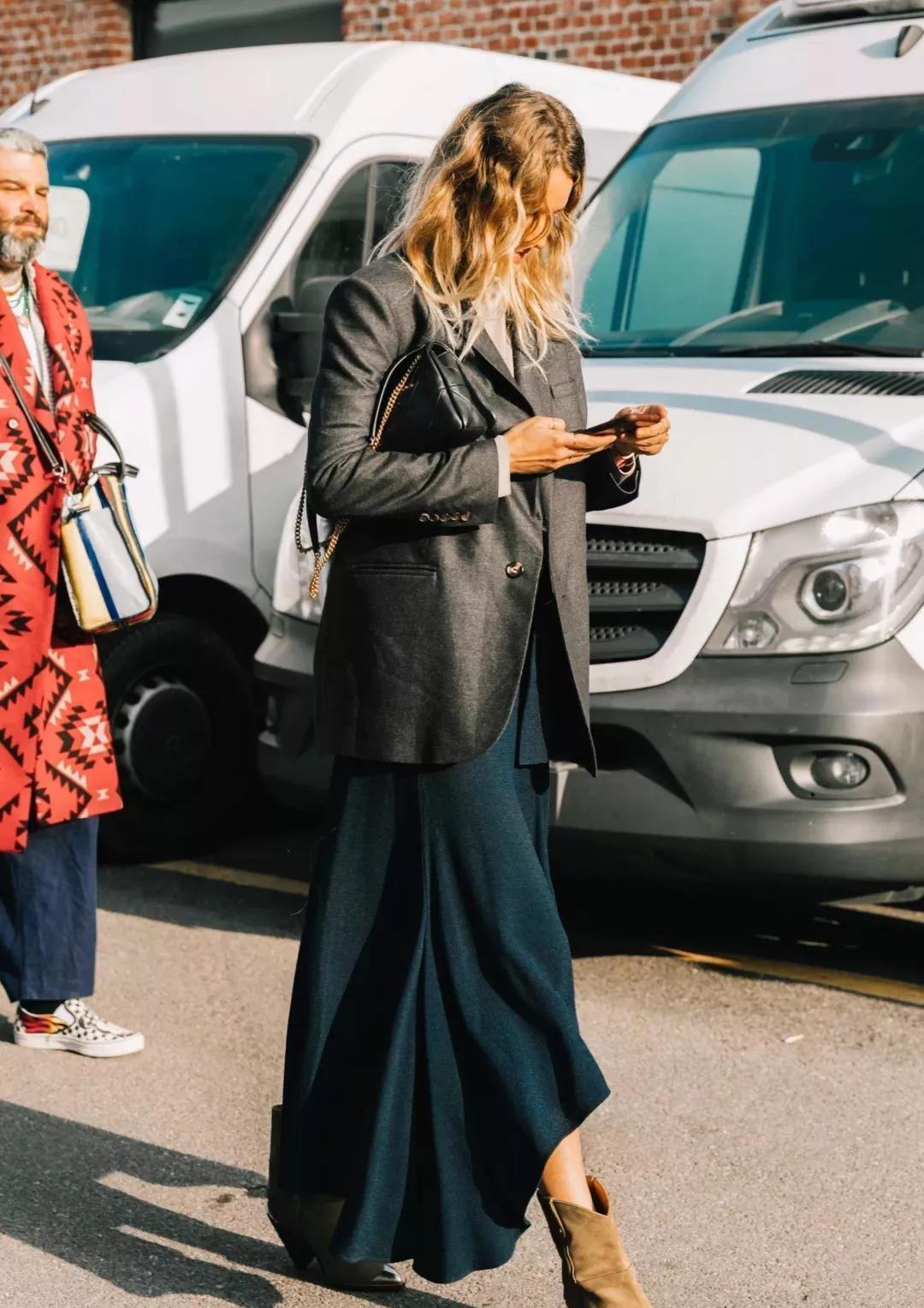 2021时尚秀场:开年时髦穿搭套路:“上短下长”,今天开始流行?