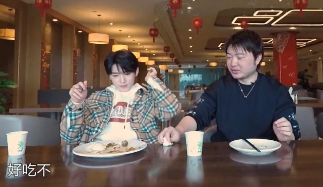 宋亚轩和吴彤吃饭，镜头放大十倍后，牙齿的颜色让女粉丝不知所措