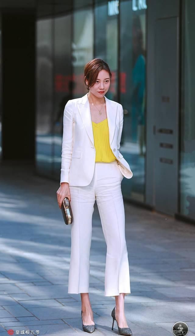 看似|每个人都有属于自己的穿法,看似很简单服装,穿起来美丽又有特点